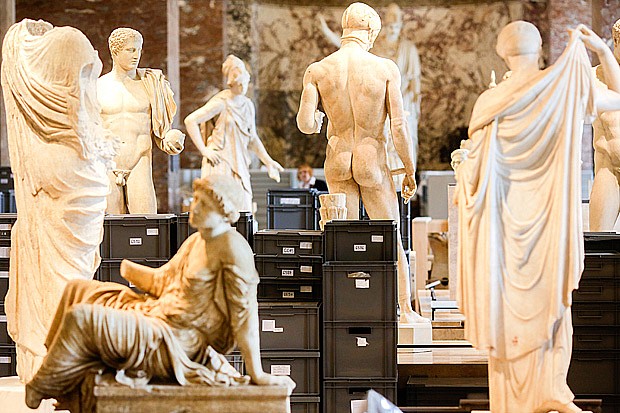 Para proteção, algumas peças do Louvre foram guardadas em caixas plásticas. Foto:Markus Schreiber/Associated Press